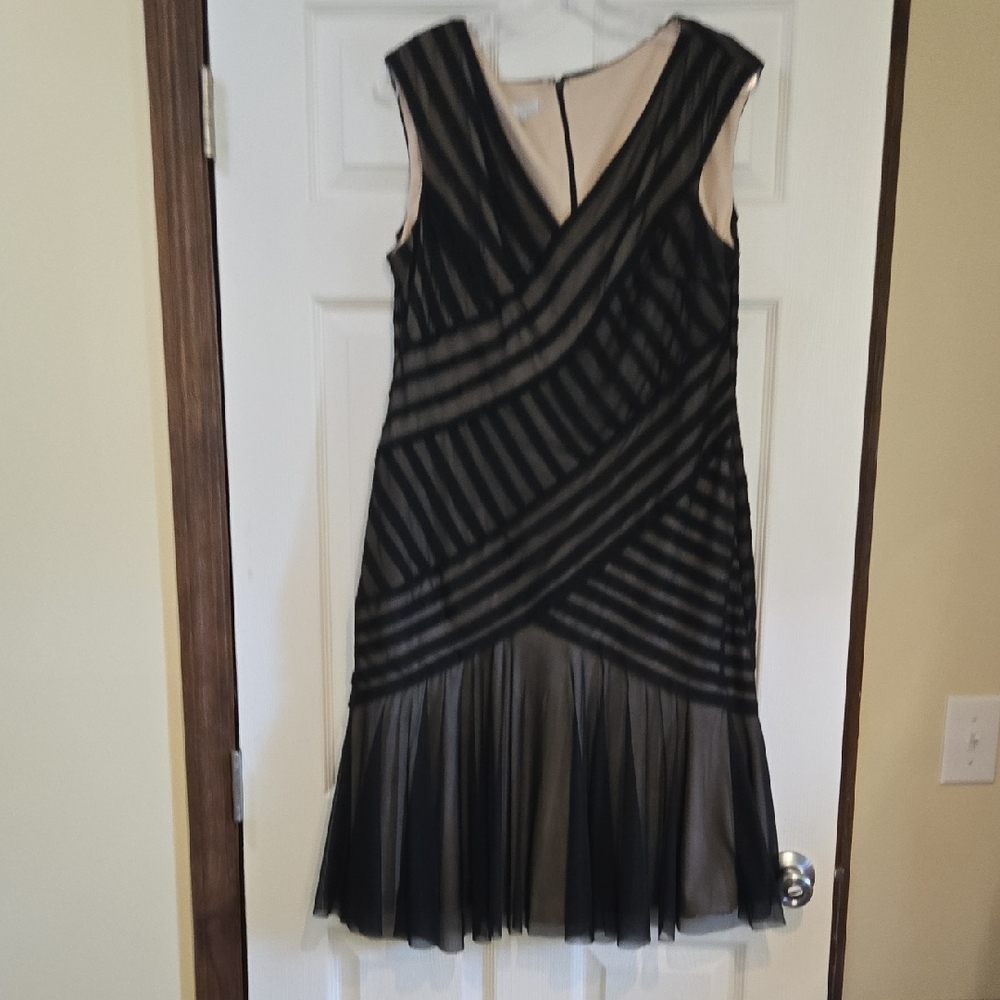 London Times Black Sleeveless V-Neck Sheath Dress